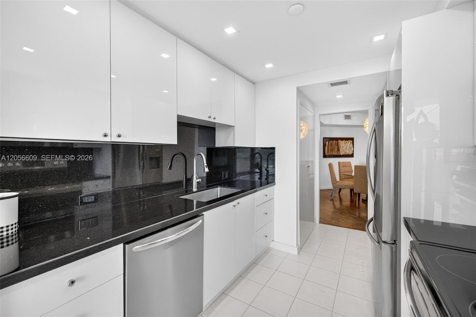 2800 Island Blvd 1005 photo 16
