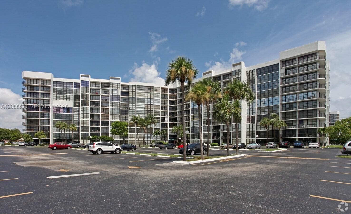 800 Parkview Dr 410 photo 4