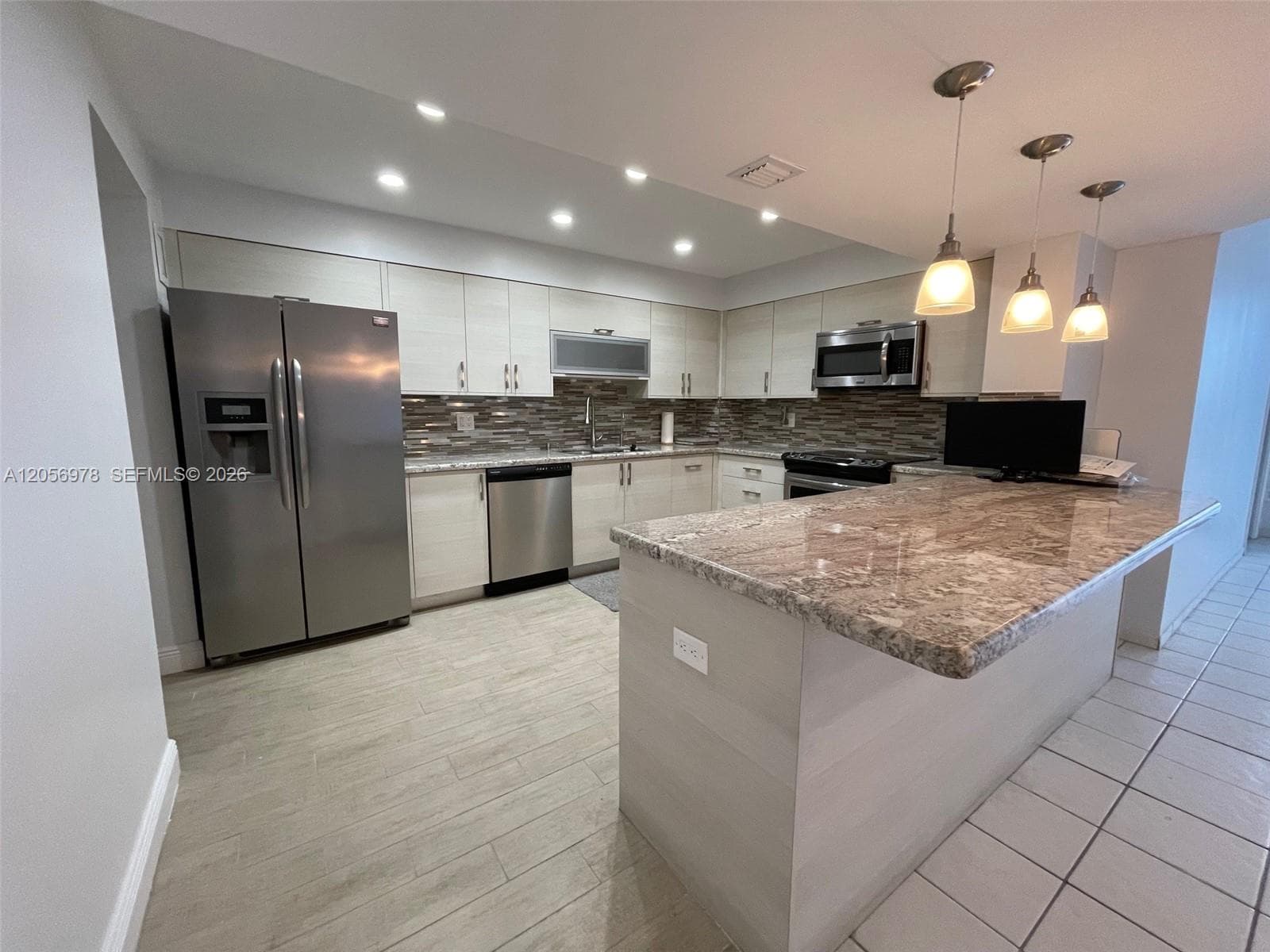 5825 Collins Ave 7B photo 1