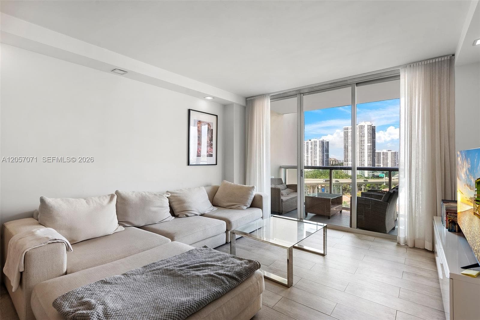 19390 Collins Ave 1519 photo 4