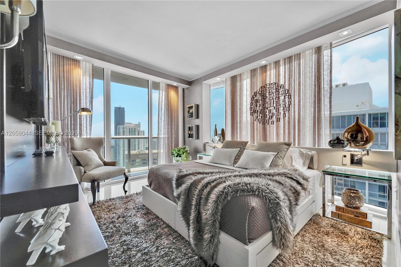 475 Brickell Ave 5013 photo 1