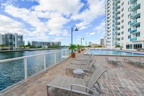 3000 S Ocean Dr 518 photo 1