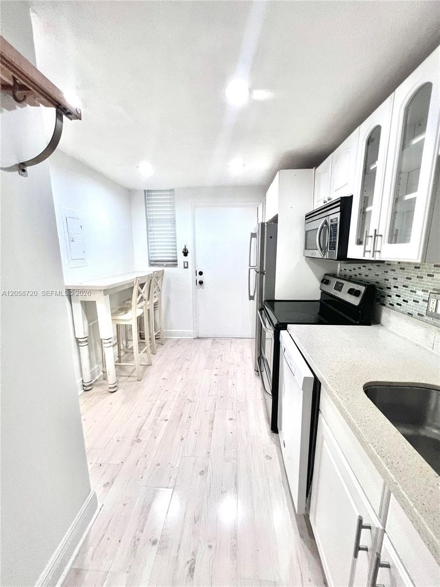 3660 NE 166th St 405 photo 2