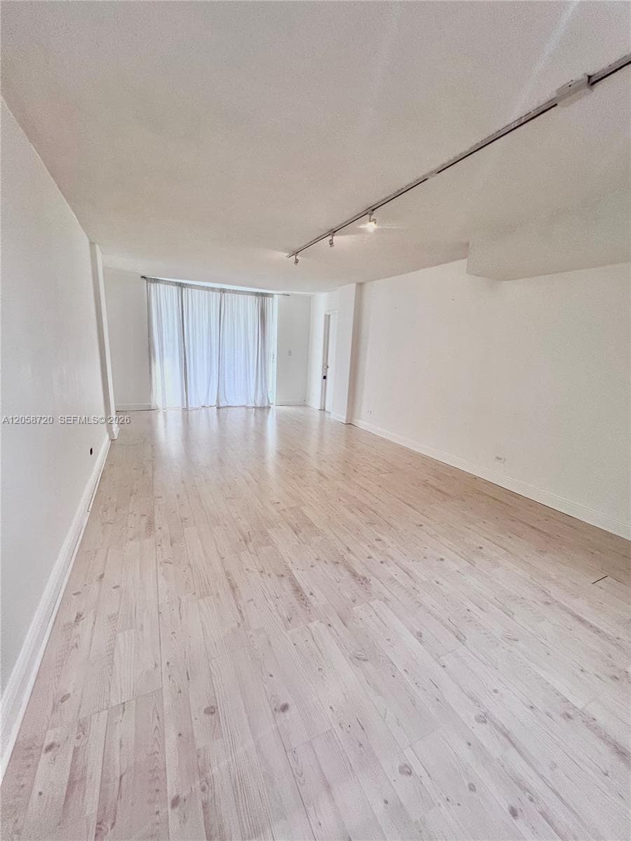 3660 NE 166th St 405 photo 7