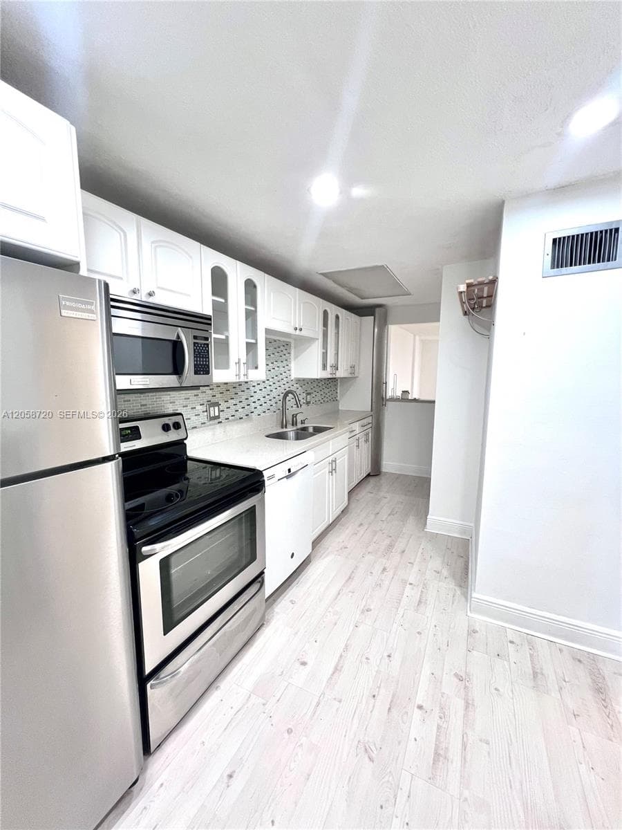 3660 NE 166th St 405 photo 1