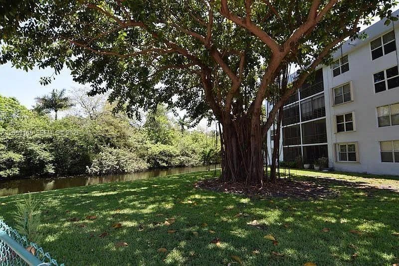 120 Royal Park Dr 2D photo 13