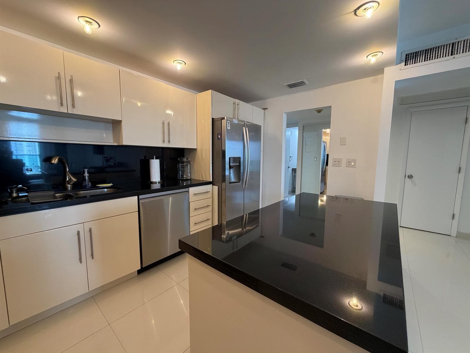 19390 COLLINS Avenue 1603 photo 3