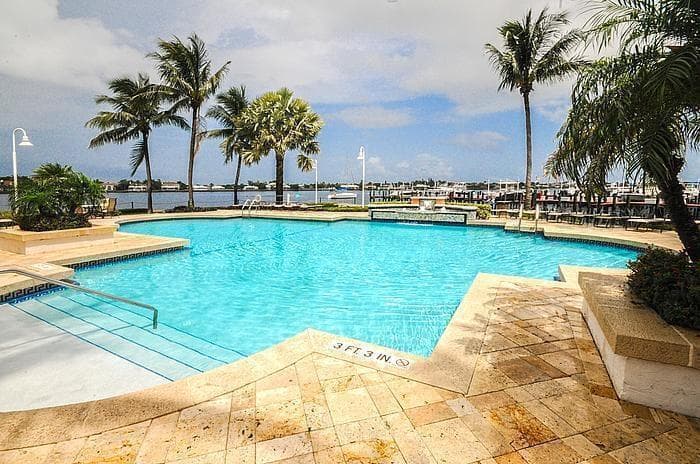 160 YACHT CLUB Way 210 photo 23