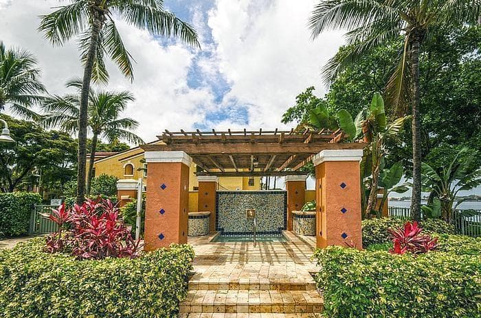 160 YACHT CLUB Way 210 photo 17