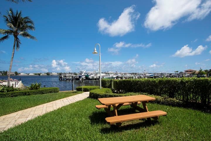 160 YACHT CLUB Way 210 photo 20