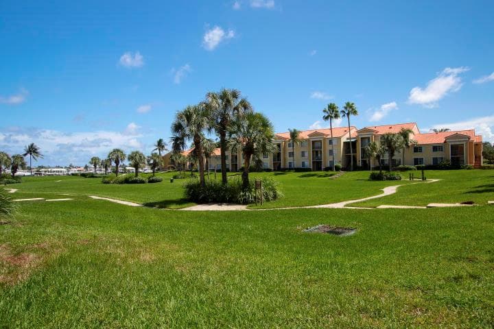 160 YACHT CLUB Way 210 photo 15
