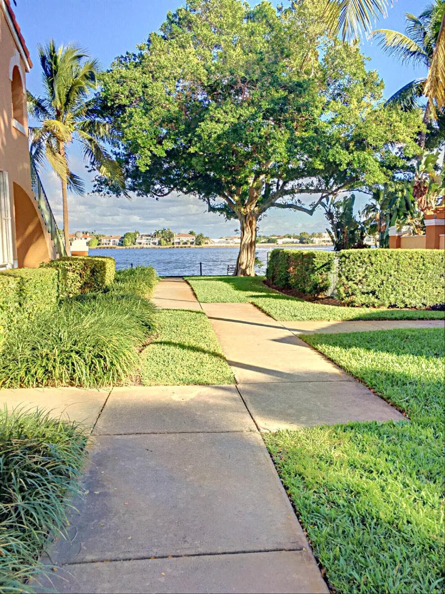 160 YACHT CLUB Way 210 photo 11