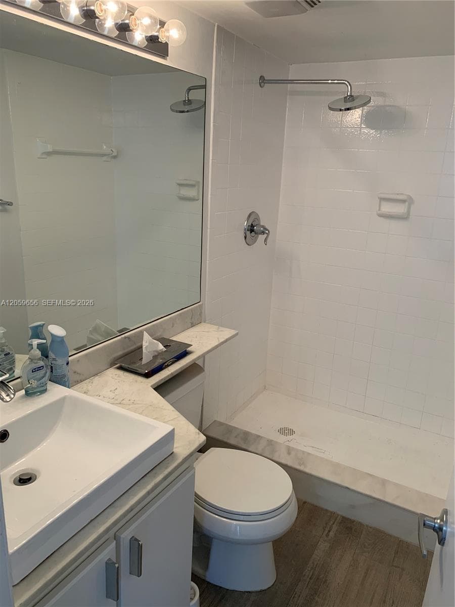 600 NE 36th St 1017 photo 14