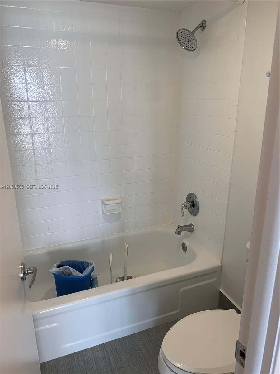 600 NE 36th St 1017 photo 4