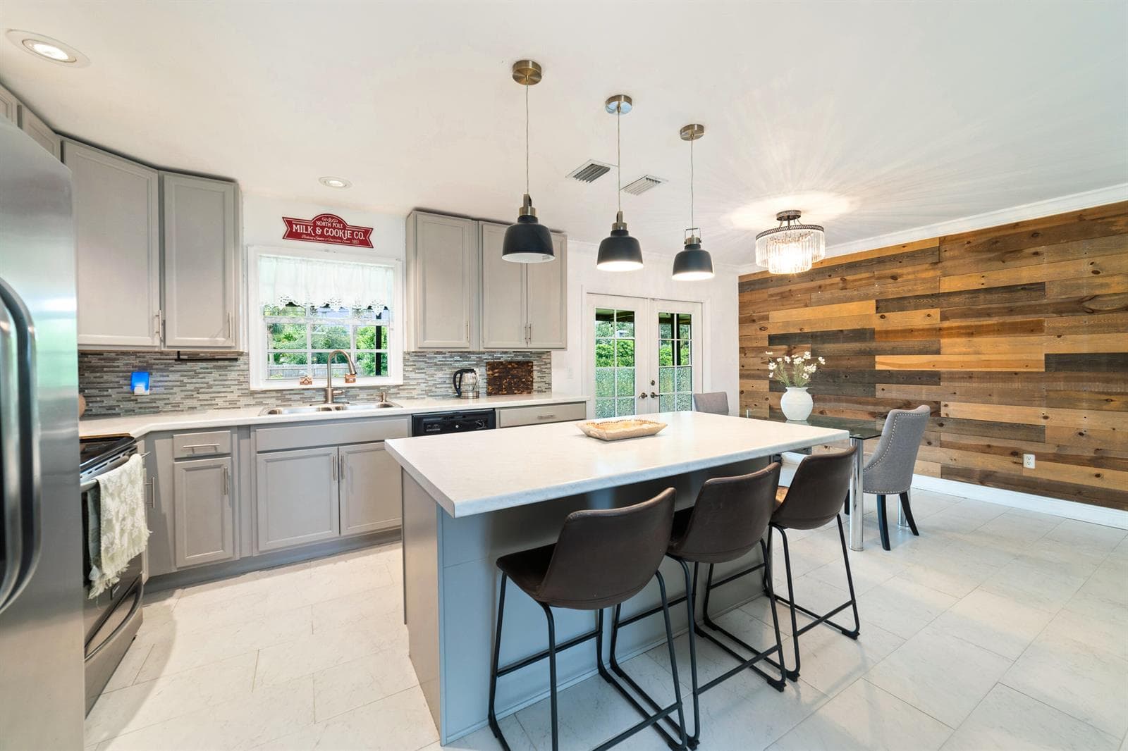 110 W Mango Road photo 6
