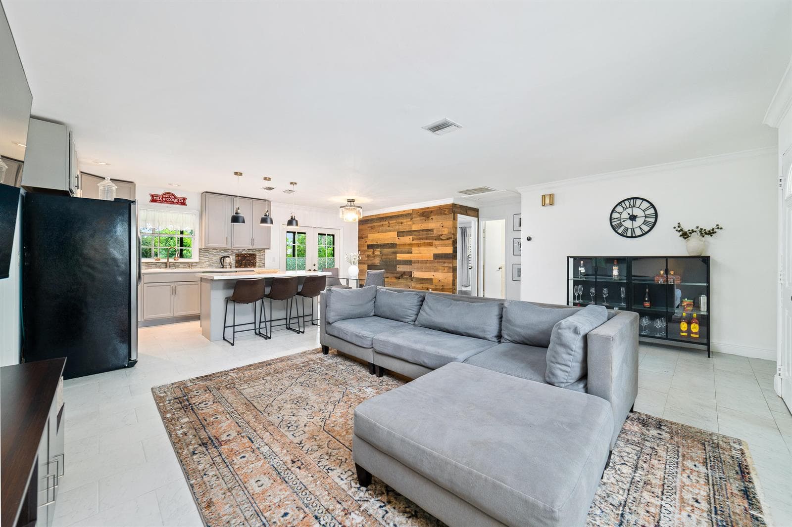 110 W Mango Road photo 4