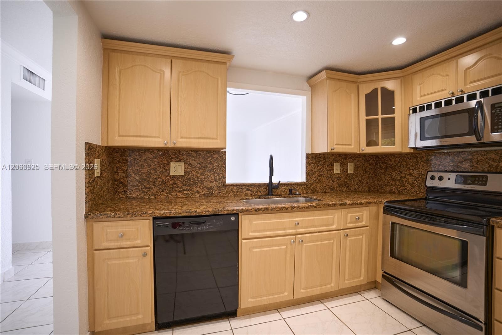 3600 NE 170th St 401 photo 2