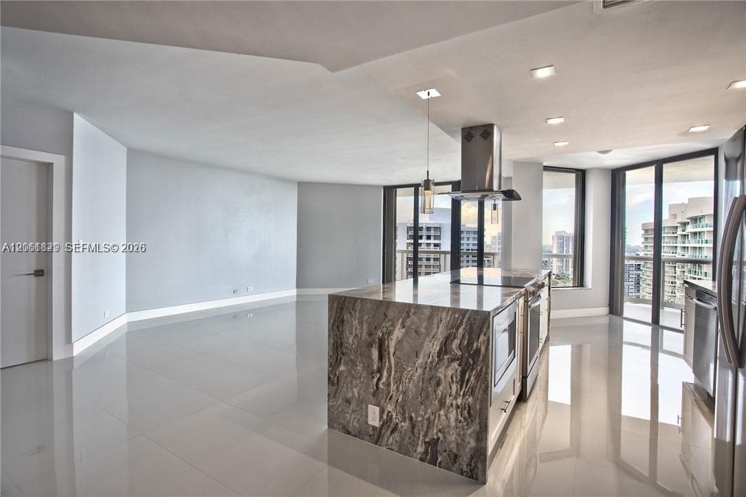 20191 E Country Club Dr 2703 photo 3