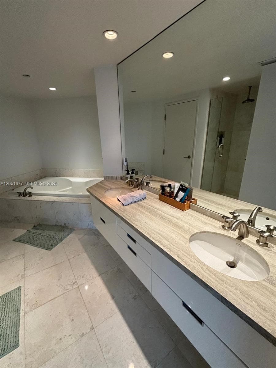9401 Collins 401 photo 16