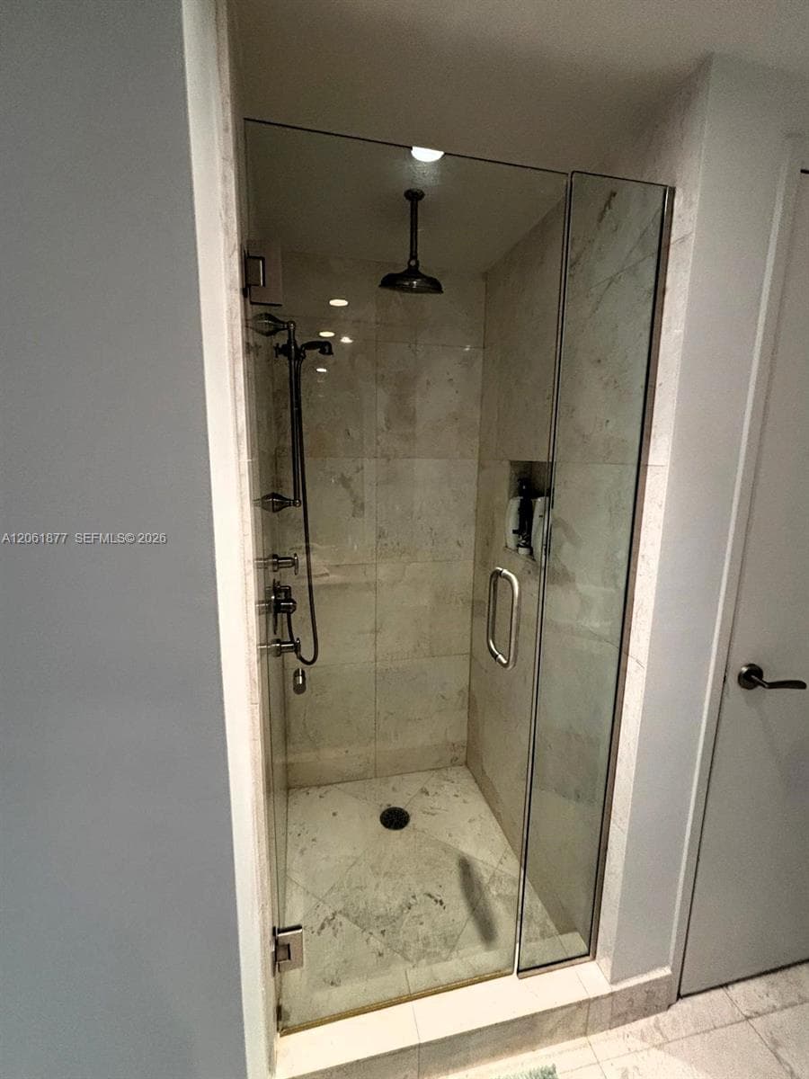 9401 Collins 401 photo 11