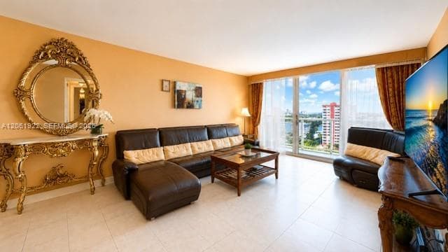 3140 S Ocean Dr 1210 photo 2