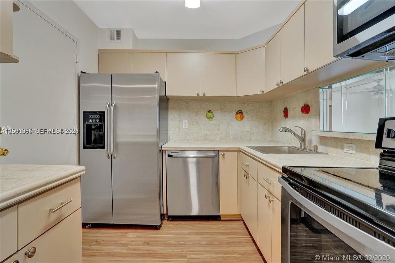 345 Ocean Dr 302 photo 2