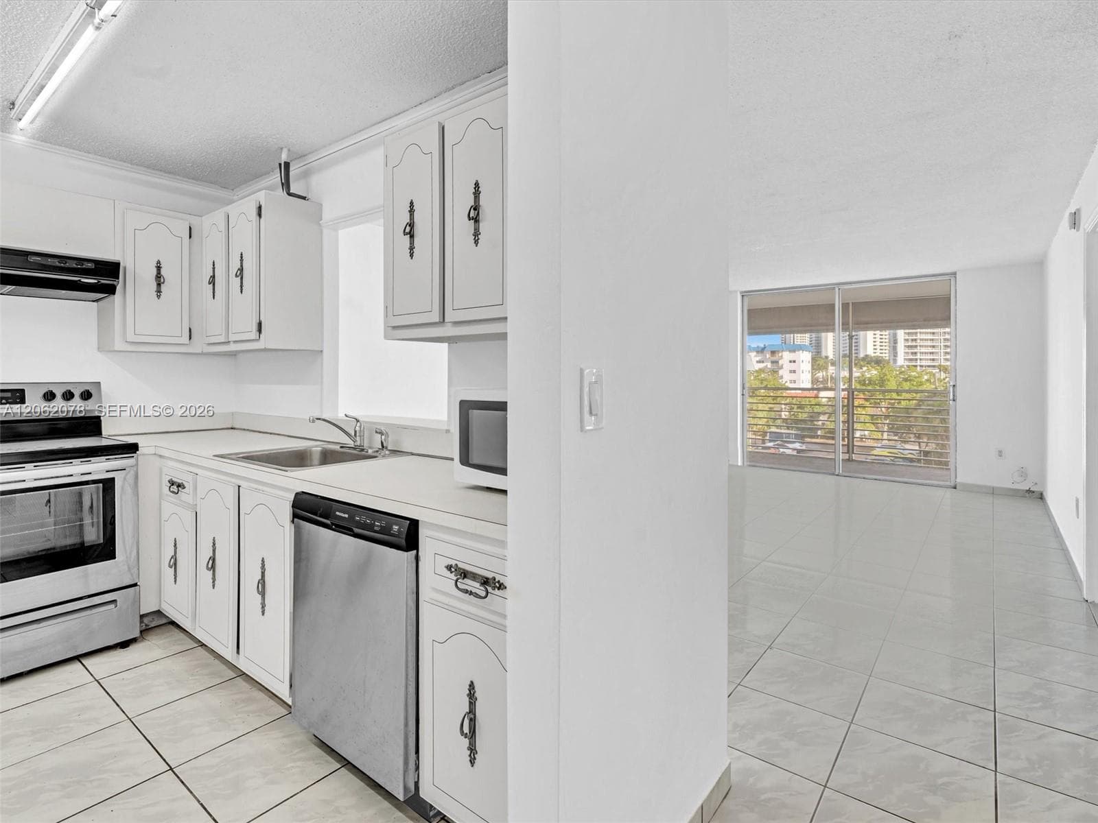 3849 NE 169th St 405 photo 4