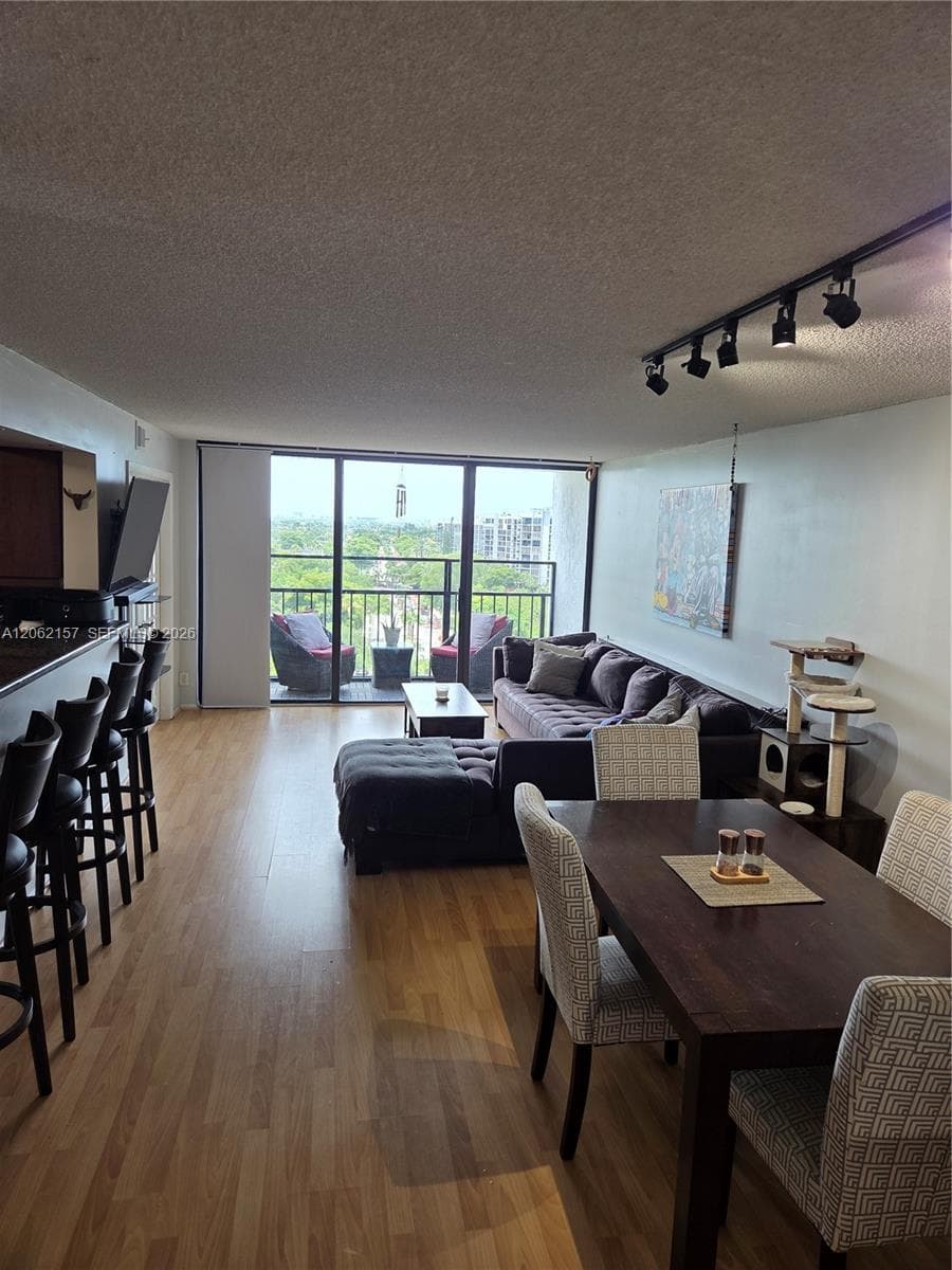 200 Leslie Dr 1029 photo 2