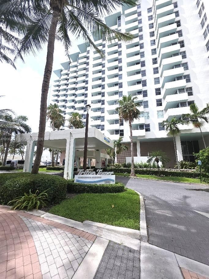 2899 Collins Ave 940 photo 1