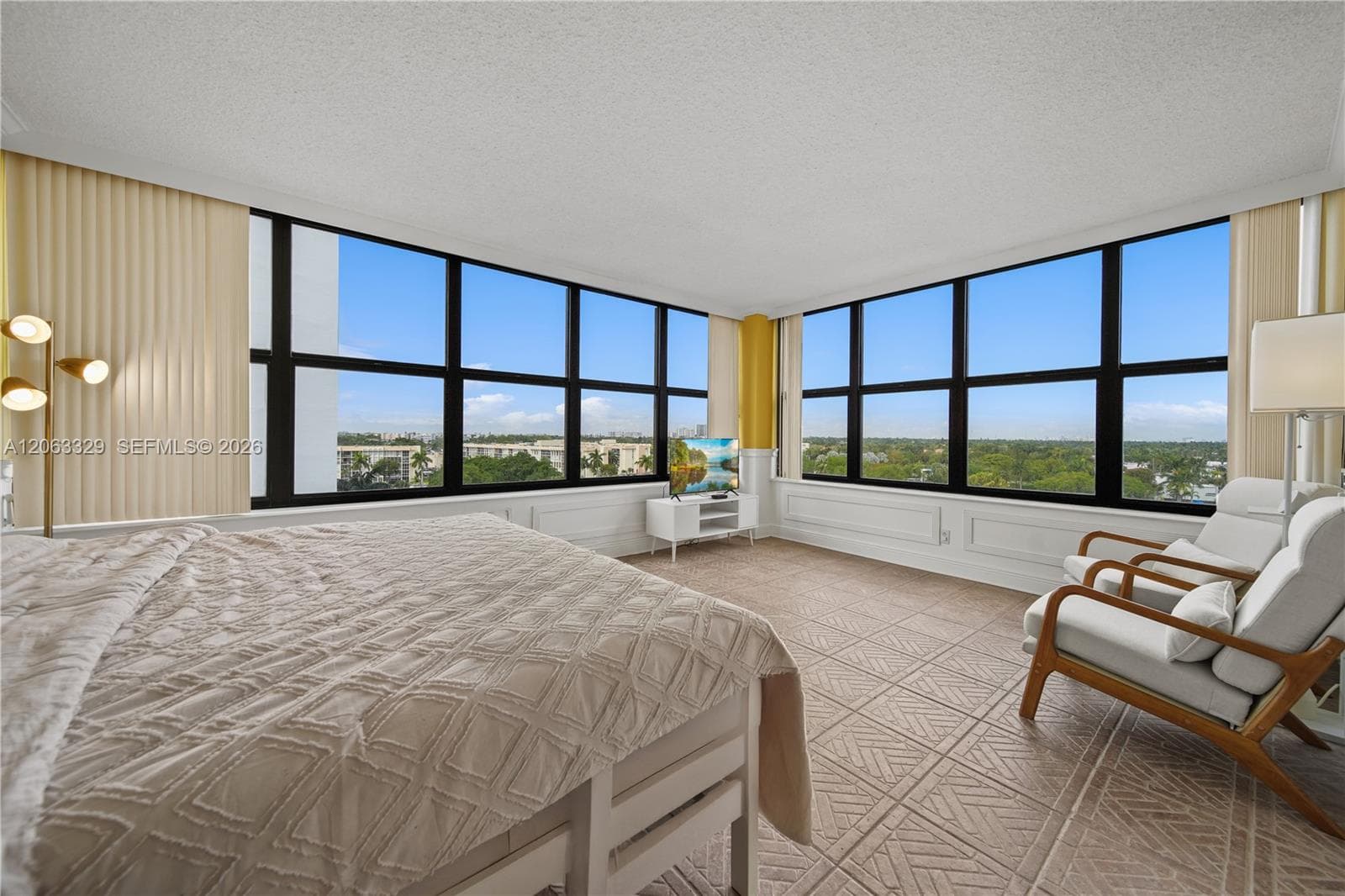 2500 Parkview Dr 812 photo 2