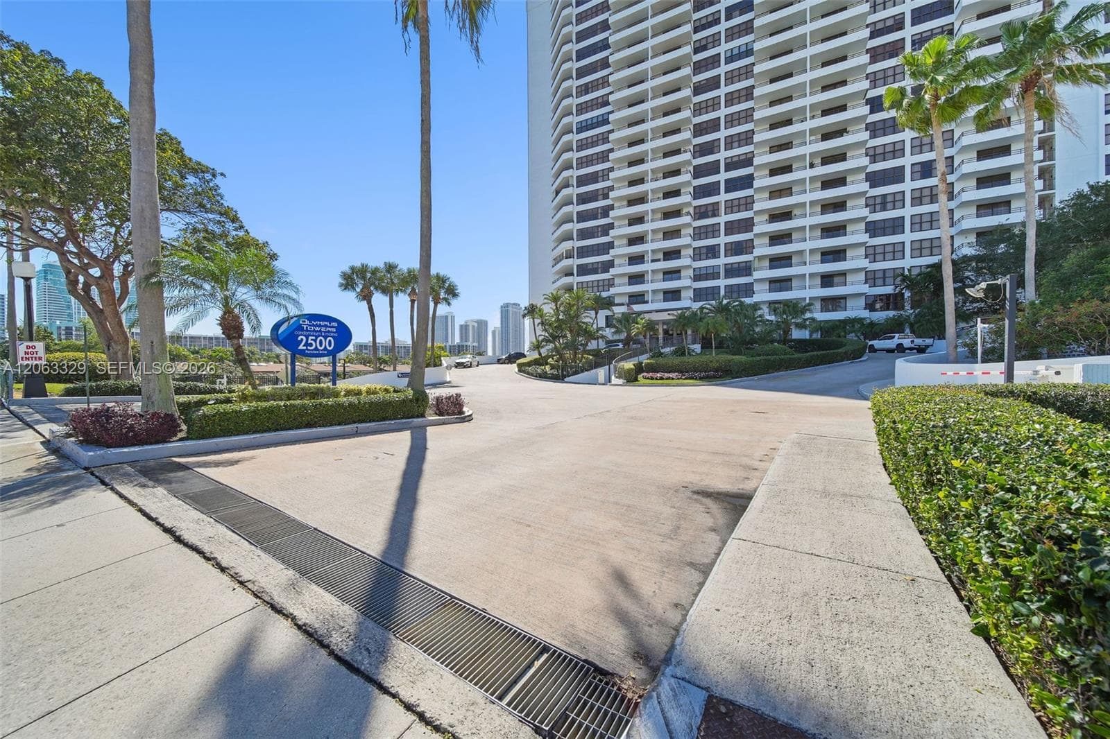 2500 Parkview Dr 812 photo 1