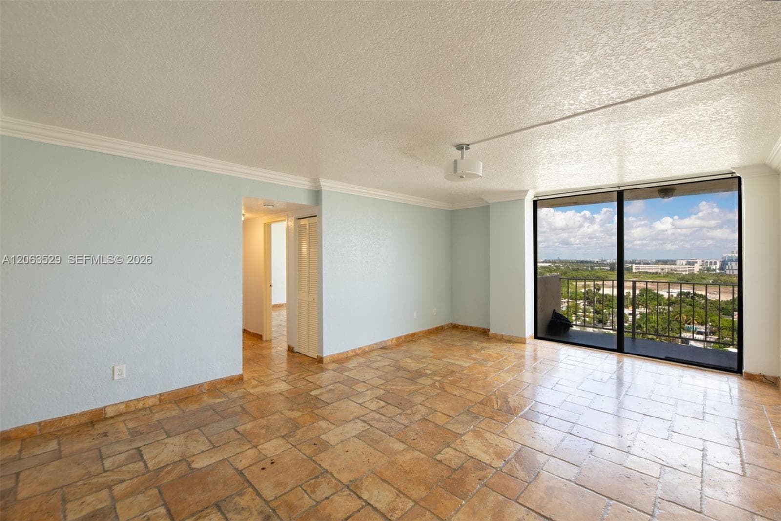 2350 NE 135th St 1503 photo 2