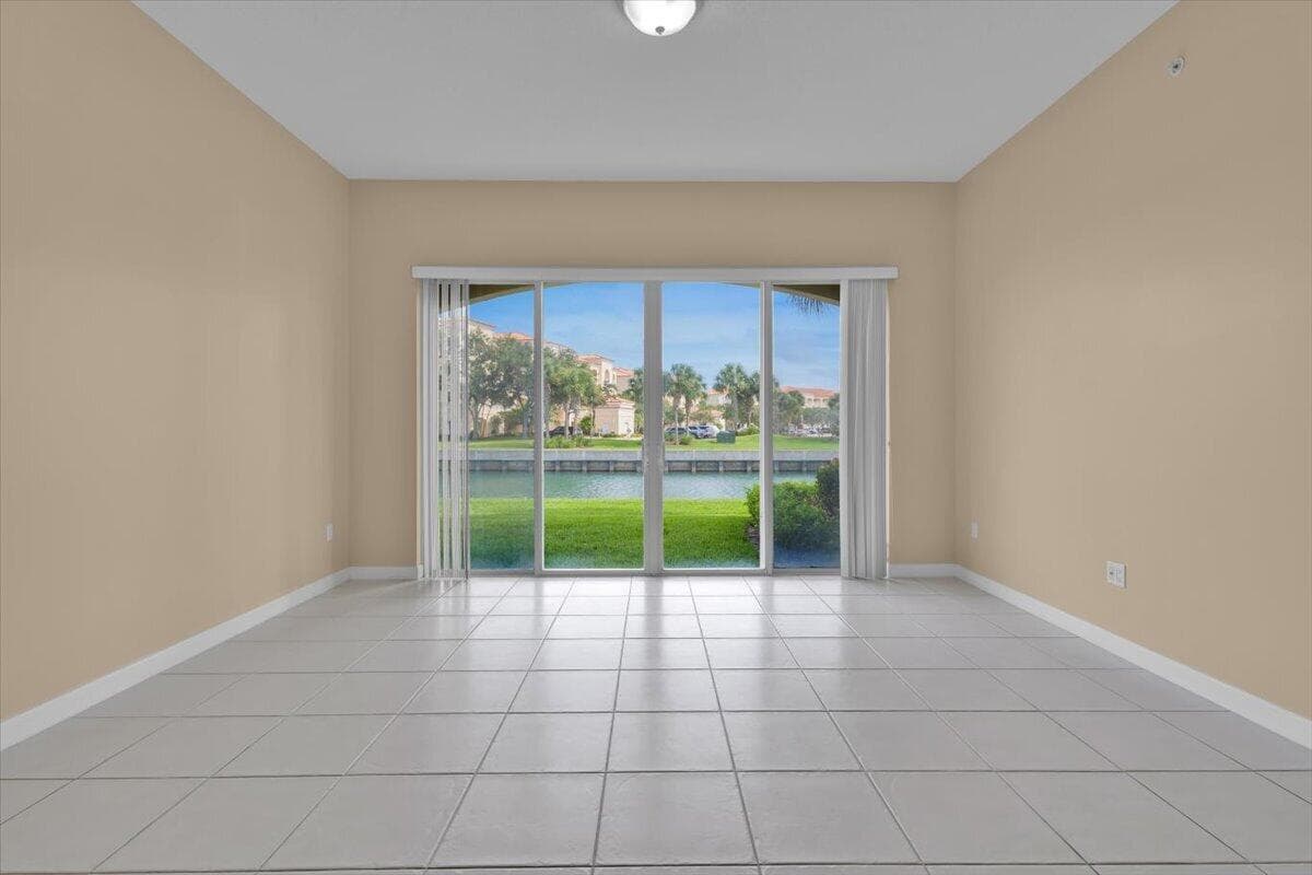 5 HARBOUR ISLE Drive E 103 with Garage photo 7