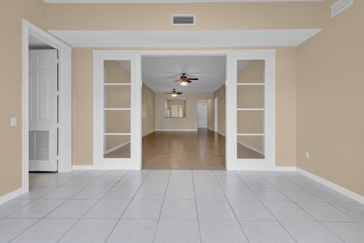 5 HARBOUR ISLE Drive E 103 with Garage photo 9