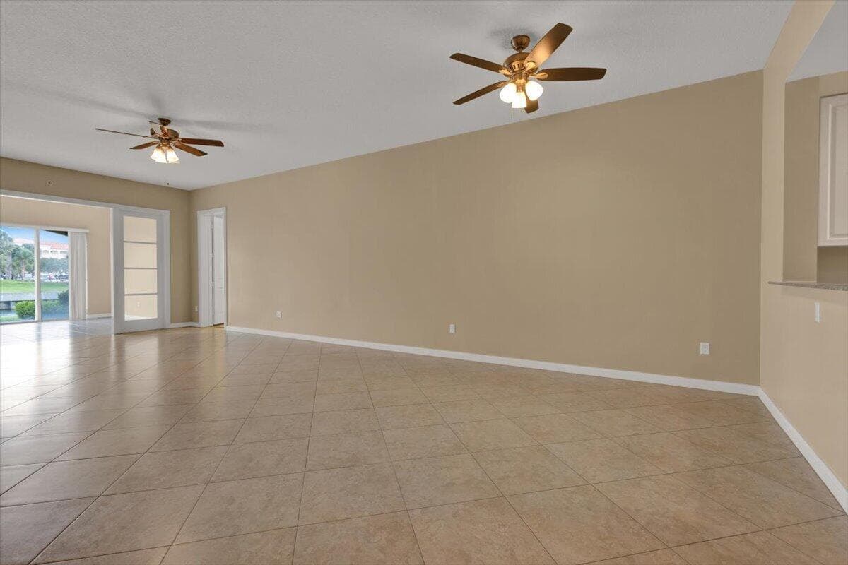 5 HARBOUR ISLE Drive E 103 with Garage photo 14
