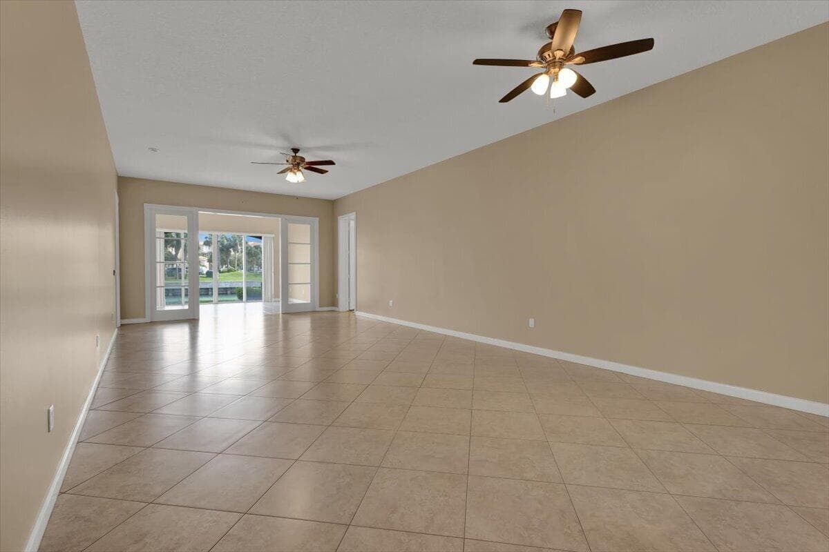 5 HARBOUR ISLE Drive E 103 with Garage photo 15