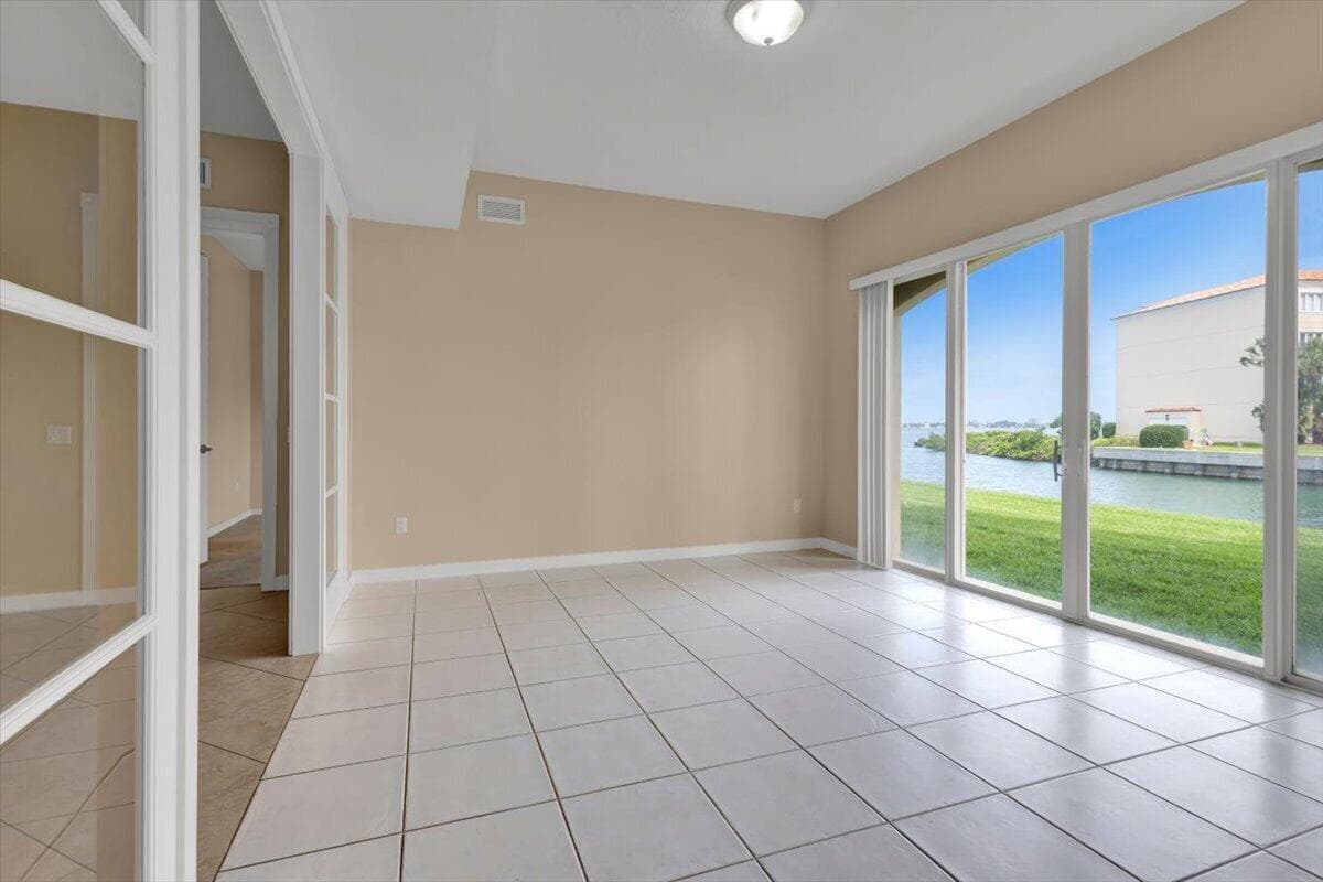 5 HARBOUR ISLE Drive E 103 with Garage photo 8