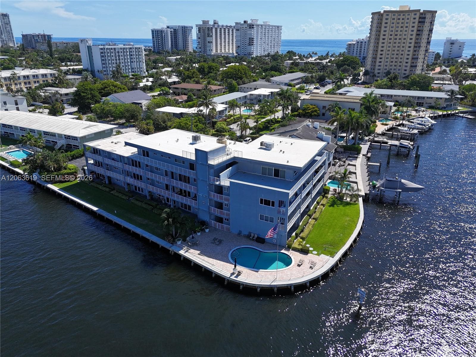 1201 S Riverside Dr 301 photo 2