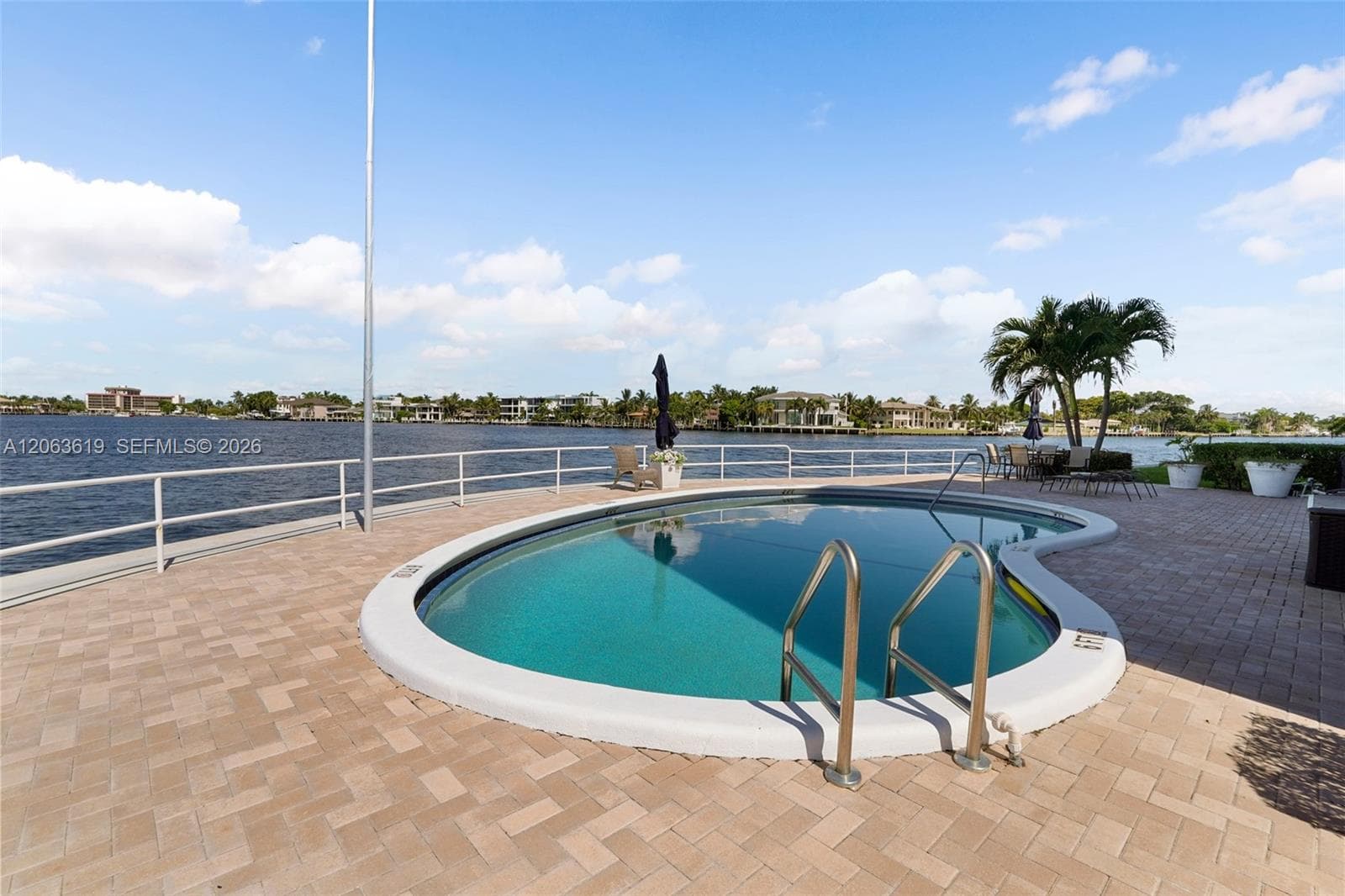 1201 S Riverside Dr 301 photo 19