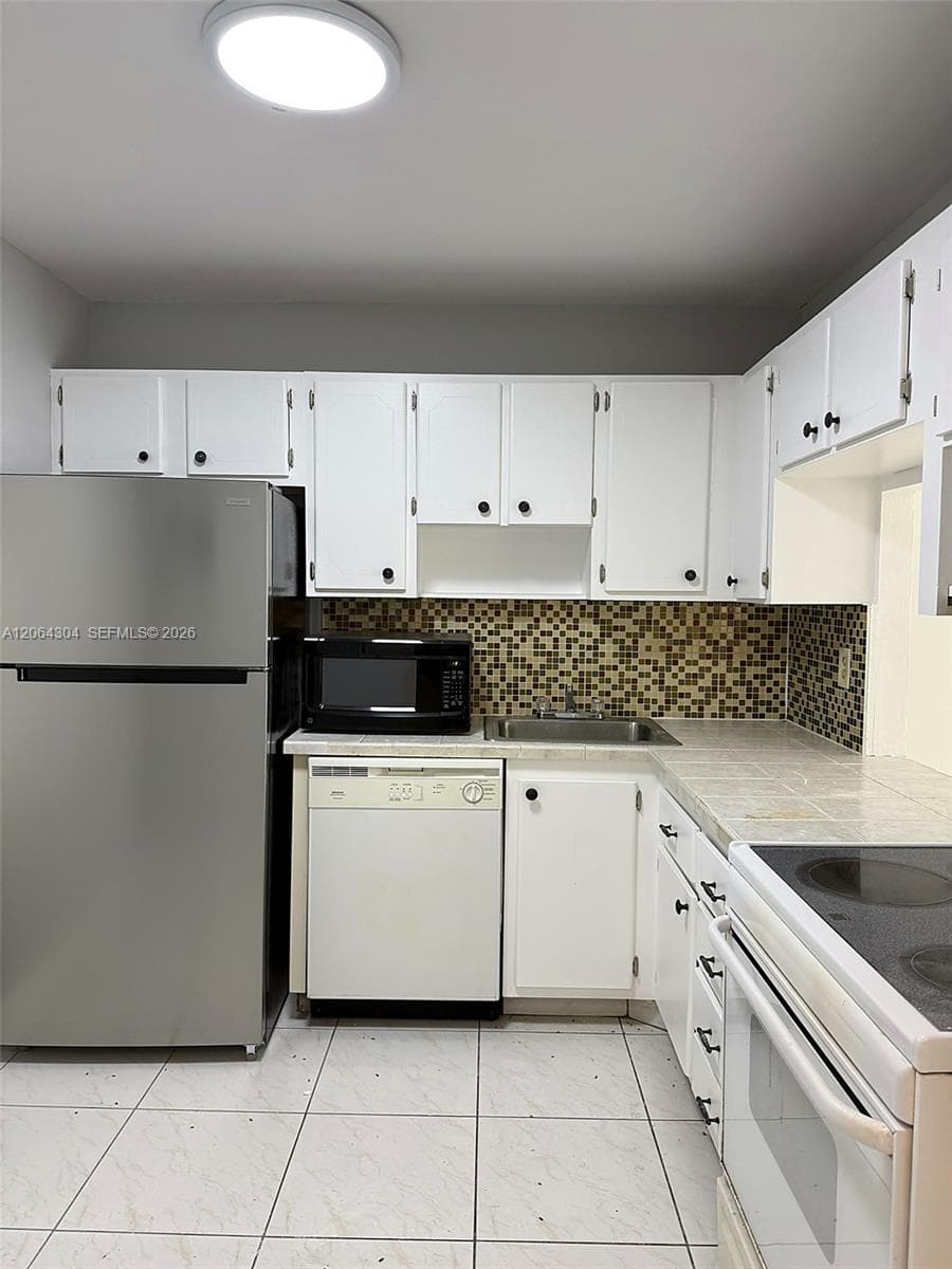 1817 S Ocean Dr 824 photo 15
