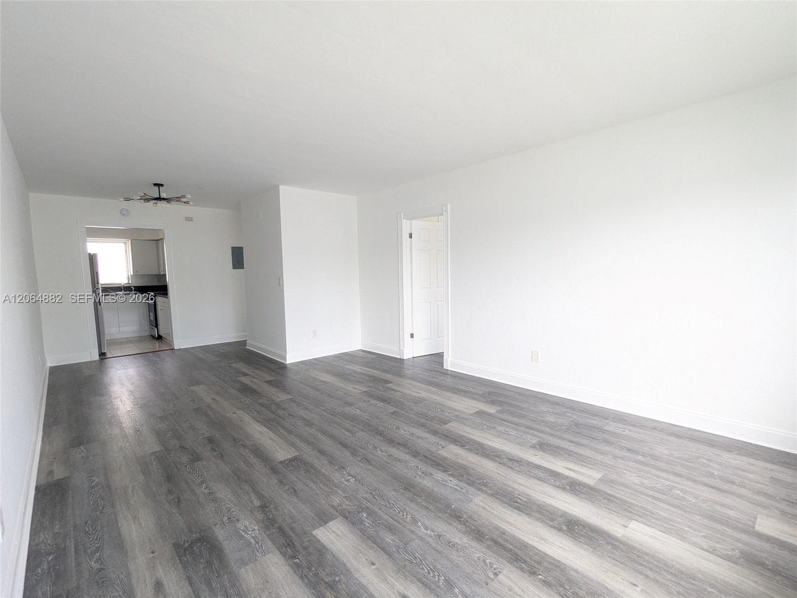 7805 Crespi Blvd 4 photo 3