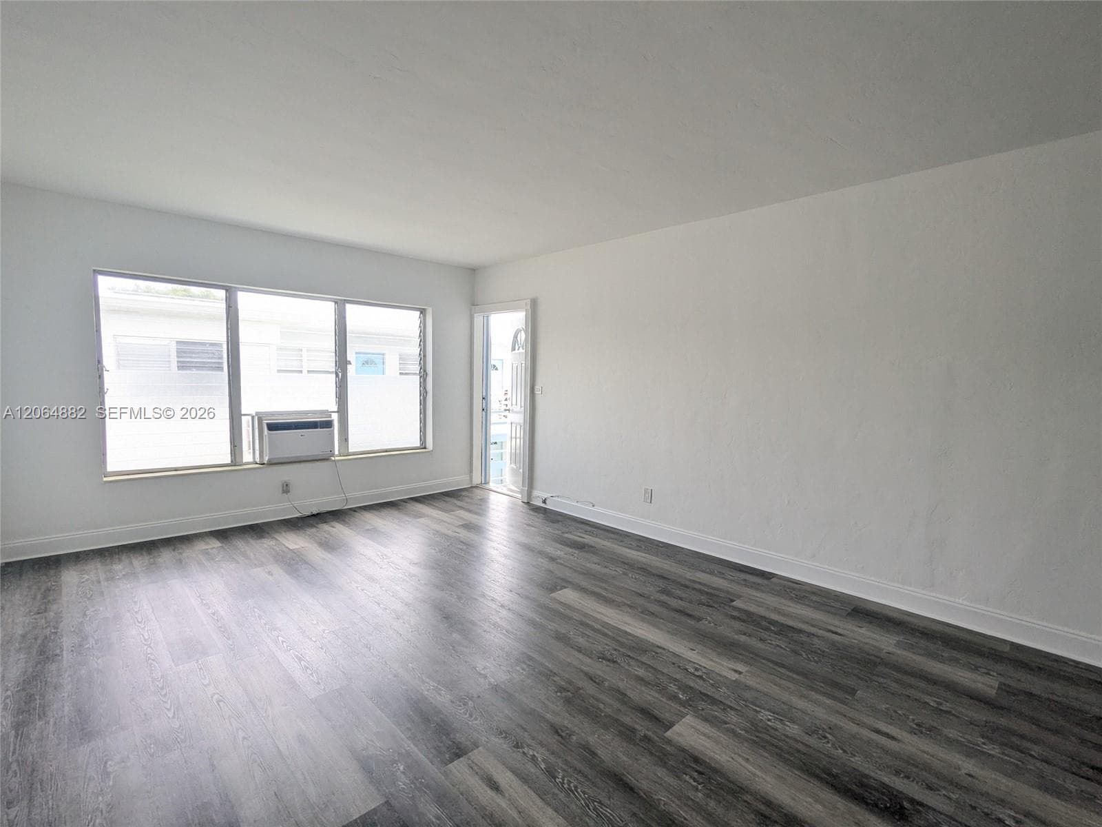 7805 Crespi Blvd 4 photo 5