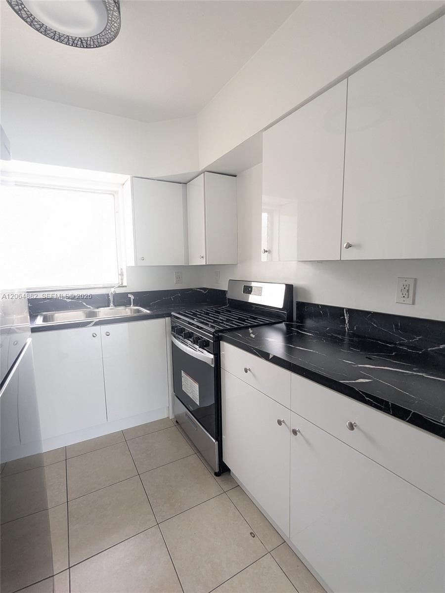 7805 Crespi Blvd 4 photo 9