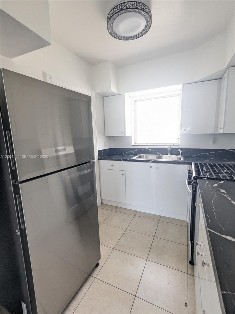 7805 Crespi Blvd 4 photo 8