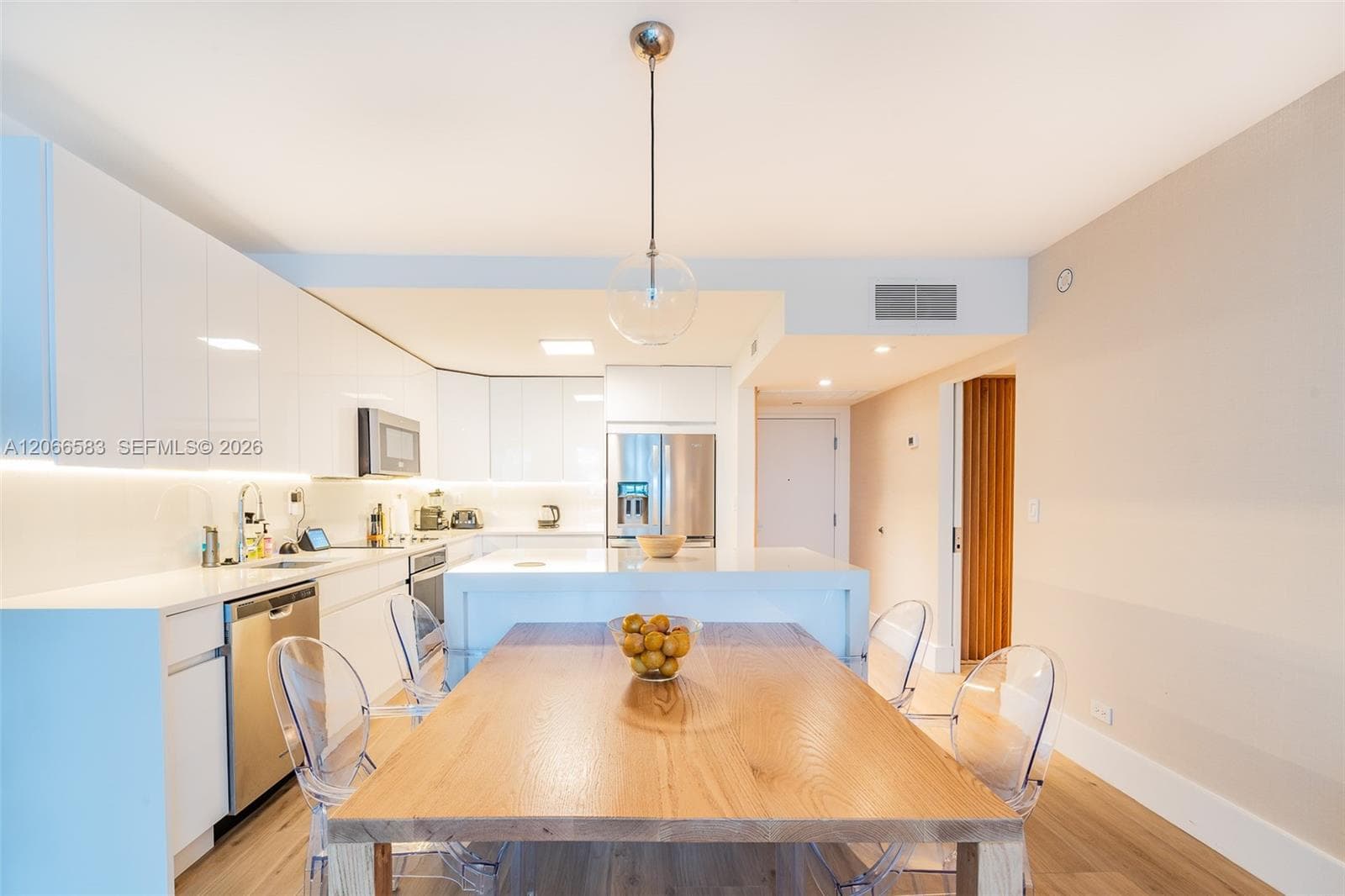2301 Collins Ave 719 photo 2