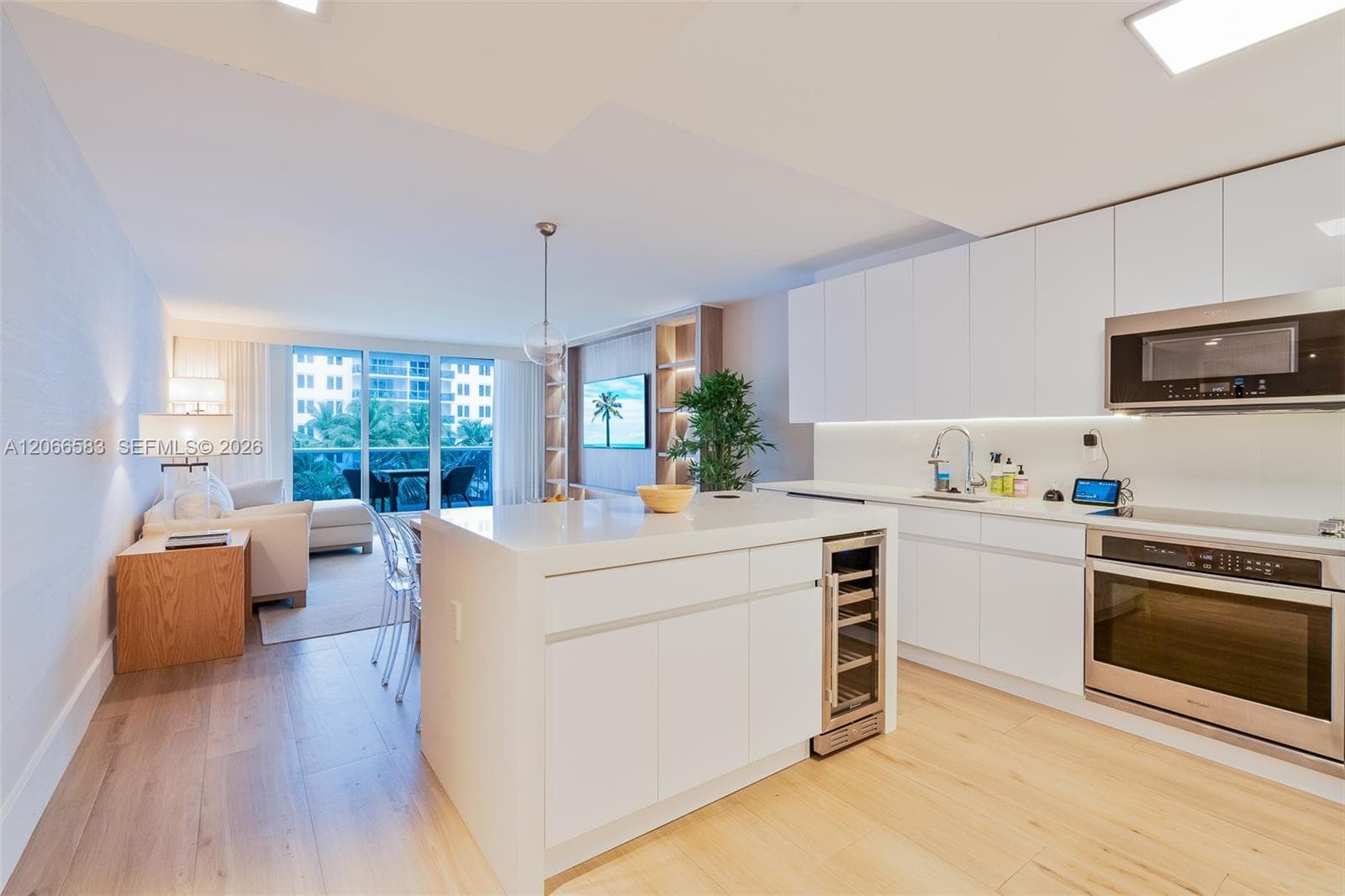 2301 Collins Ave 719 photo 3