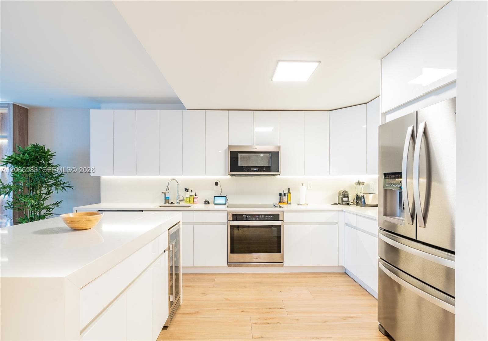2301 Collins Ave 719 photo 5