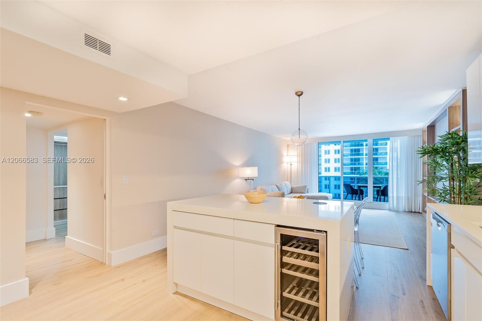 2301 Collins Ave 719 photo 4