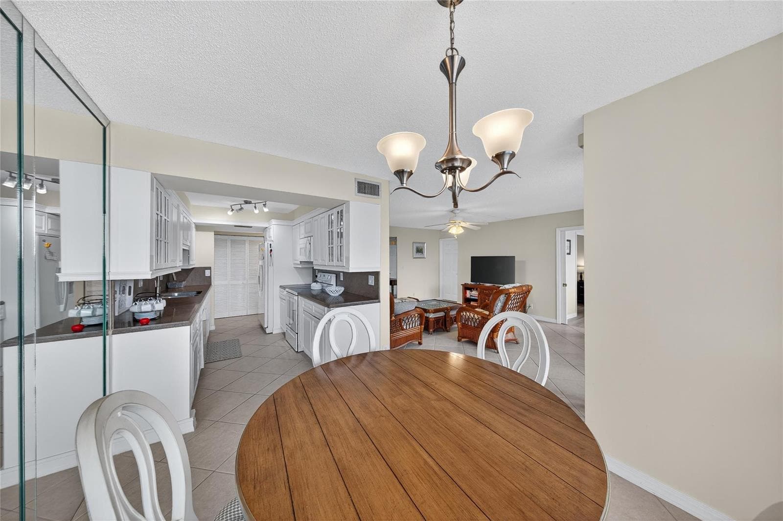 800 JEFFERY Street 405 photo 16
