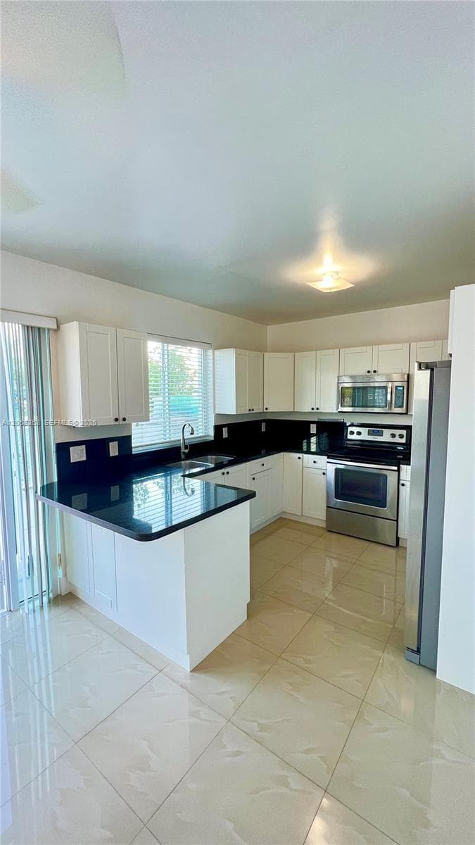 8227 Crespi Blvd 4 photo 10